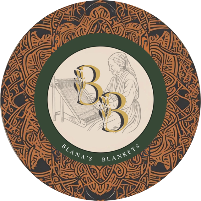 Λογότυπο Blana's Blankets σε χρώμα: υφάντρα στον αργαλειό, χρυσό μονόγραμμα BB, πράσινο δαχτυλίδι με το όνομα και πλαίσιο με παραδοσιακό μοτίβο σε τερακότα