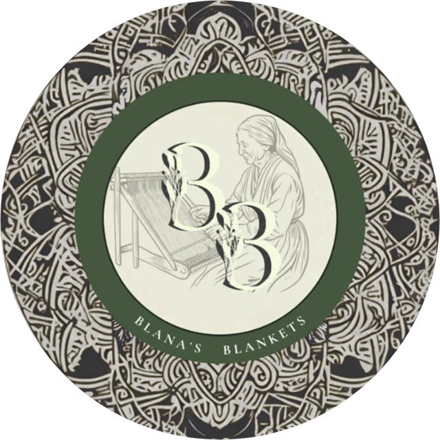 Εναλλακτική εκδοχή του λογοτύπου Blana's Blankets σε ανοιχτούς ουδέτερους τόνους, με το ίδιο πράσινο δαχτυλίδι