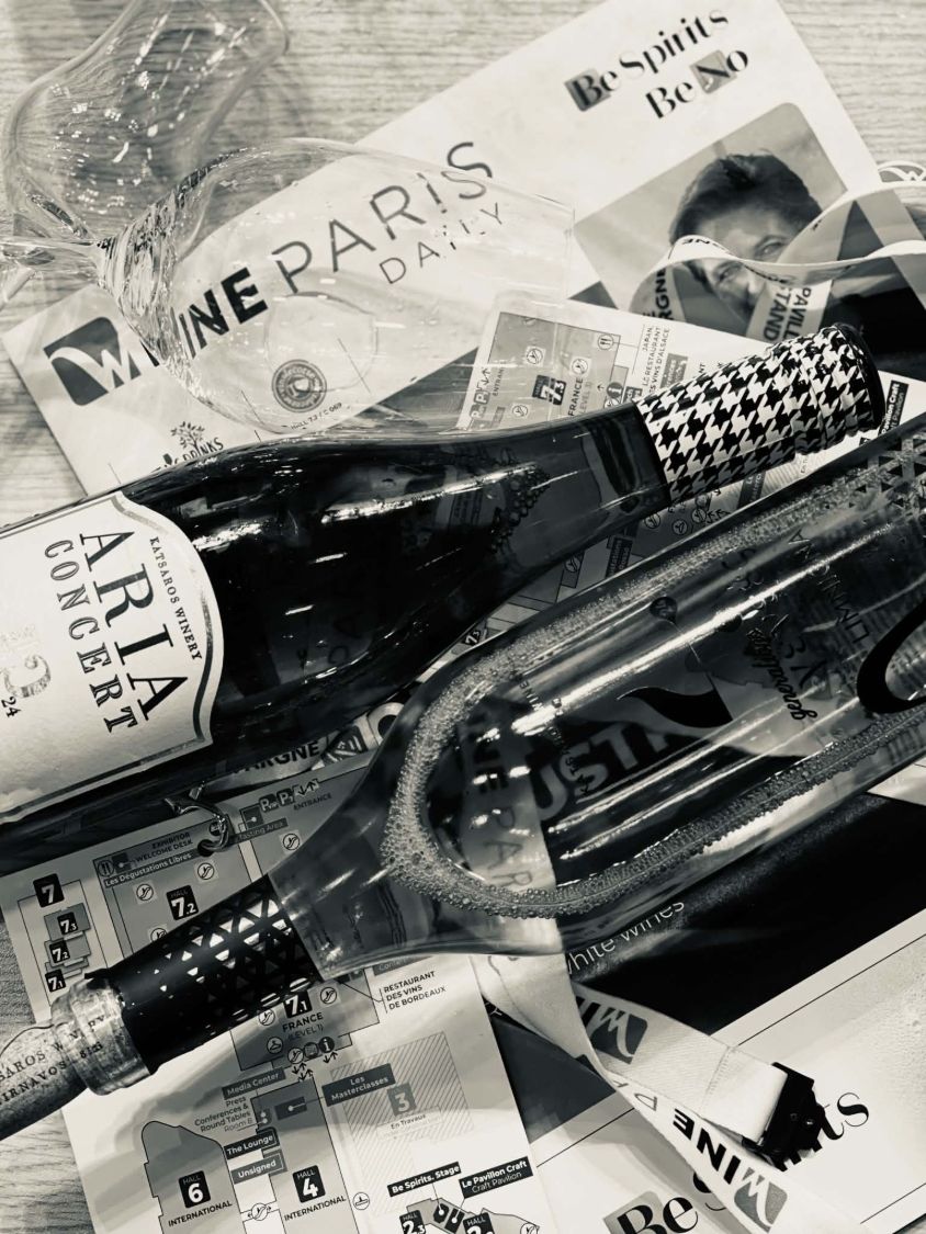 Ασπρόμαυρη φωτογραφία με το Aria Concert της Katsaros Winery πάνω στους οδηγούς της Wine Paris