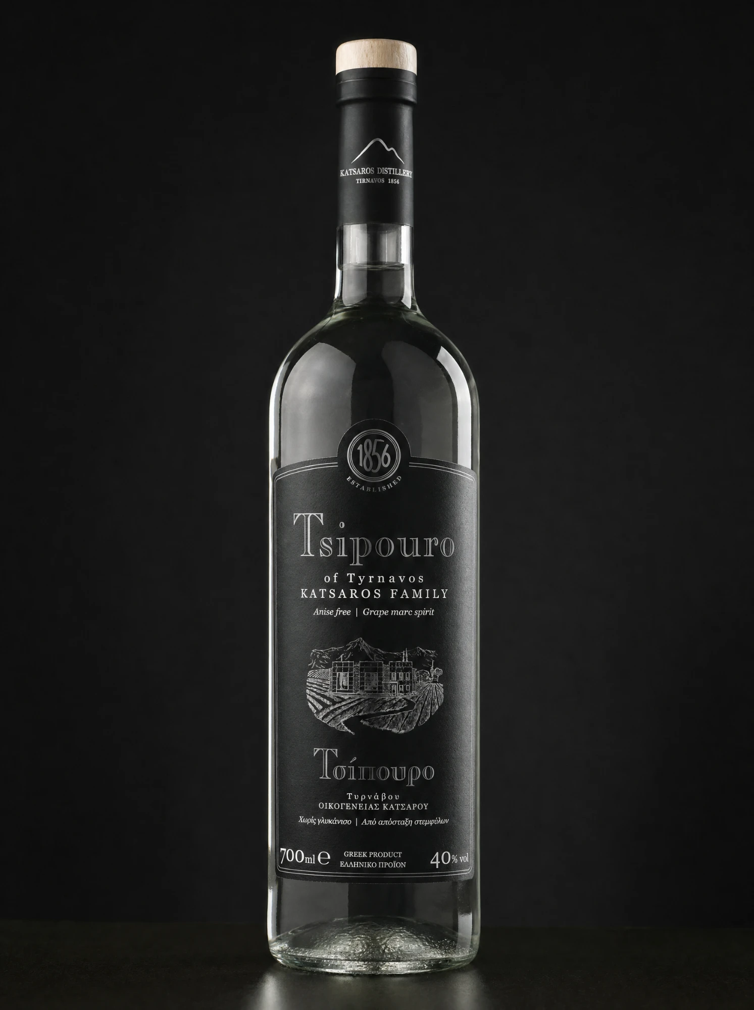 Μπουκάλι Tsipouro of Tyrnavos της οικογένειας Κατσαρού σε μαύρο φόντο